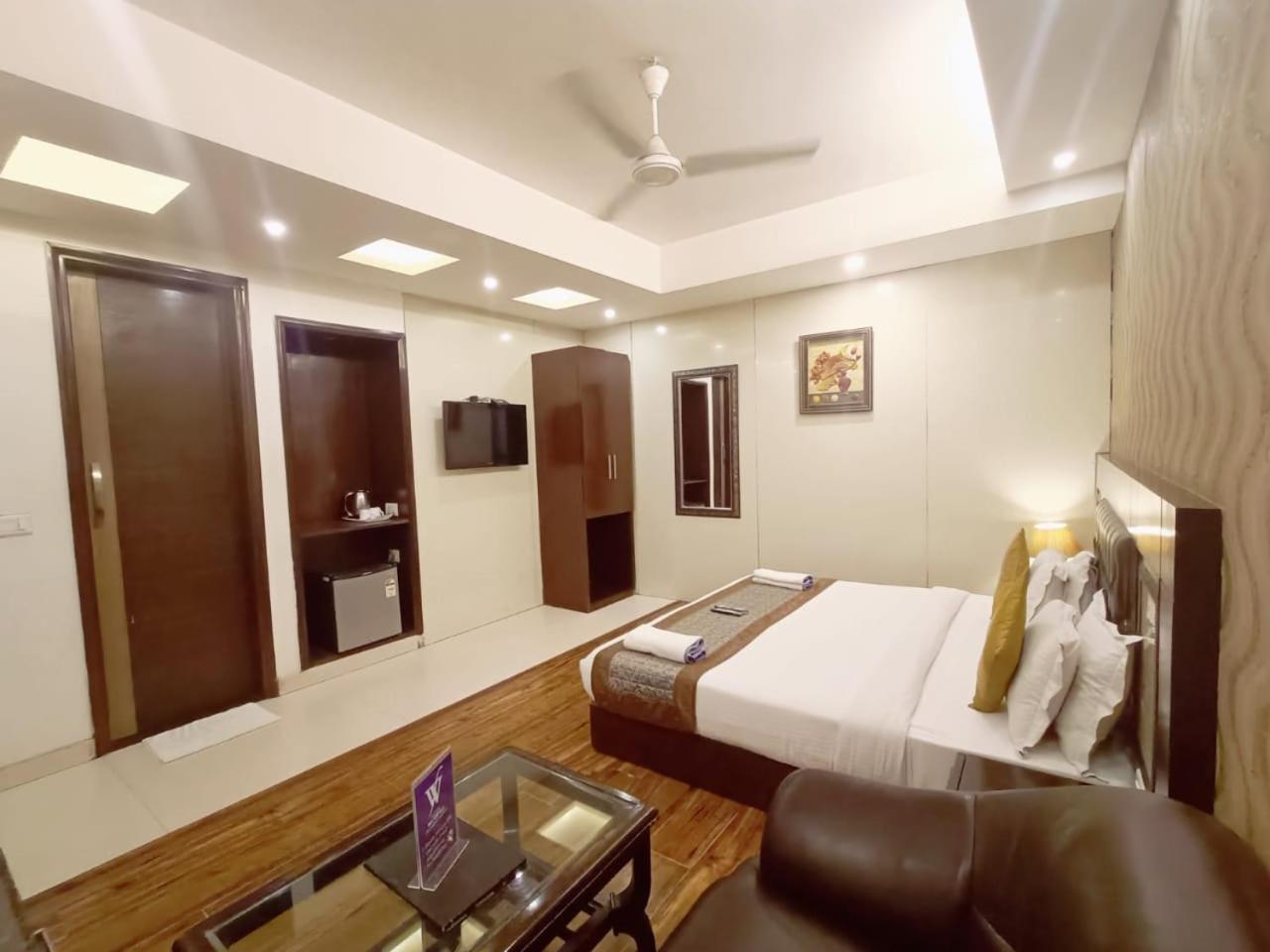 Hotel Waterfall Paschim Vihar Delhi Exterior photo