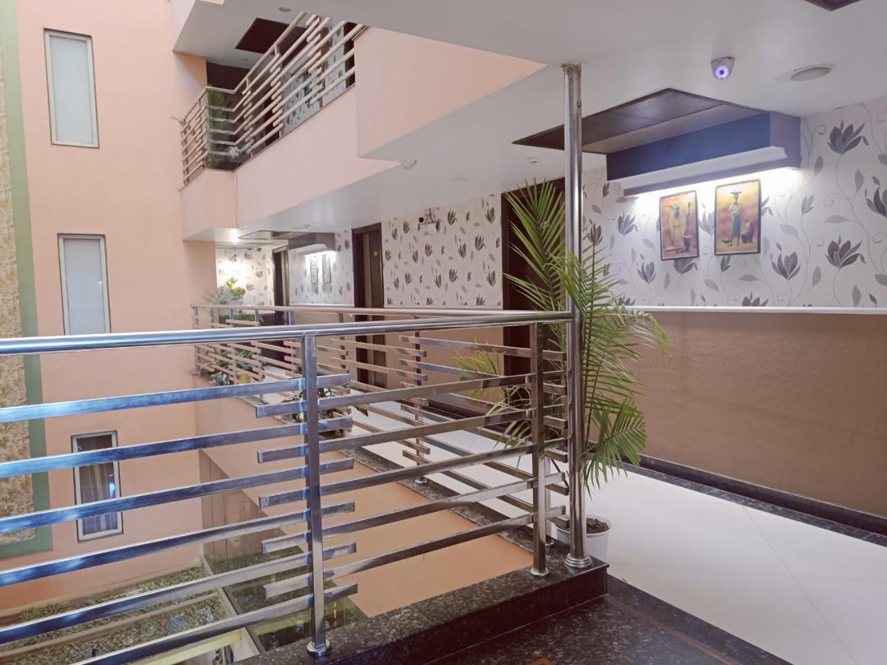 Hotel Waterfall Paschim Vihar Delhi Exterior photo