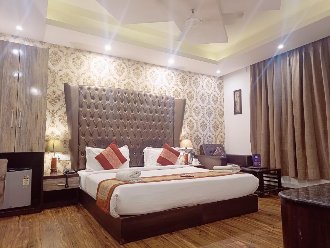 Hotel Waterfall Paschim Vihar Delhi Exterior photo