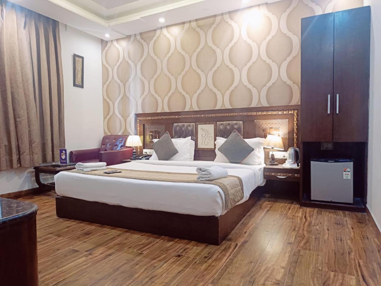 Hotel Waterfall Paschim Vihar Delhi Exterior photo